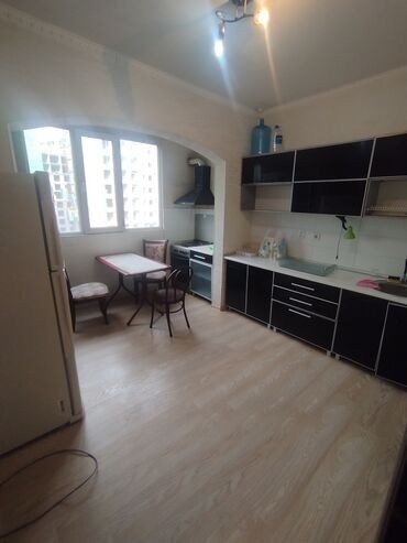 сдается 2 комнатная квартира на месяц: 2 бөлмө, Кыймылсыз мүлк агенттиги, Чогуу жашоосу жок, Толугу менен эмереги бар