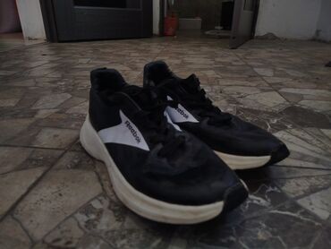 мусульманский кийимдер: Эркектердин кроссовкасы, 40, Reebok, Колдонулган, түсү - Кара, Акылуу жеткирүү