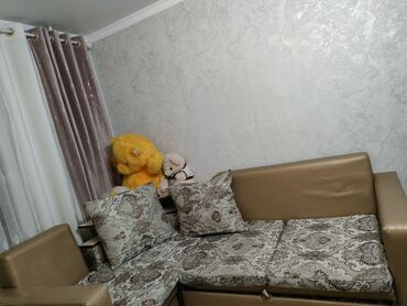 угловой кожаный диван: Угловой диван, цвет - Желтый, Б/у