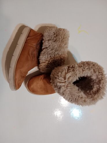 Ugg čizme: Ugg čizme, Zara, Veličina - 34 na lalafo.rs — 4 Ugg čizme: Ugg čizme, Zara, Veličina - 34 — 4
