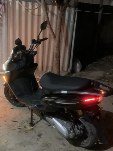 мотоцикл java: Скутер/максискутер городского типа, черный цвет. Особенности и