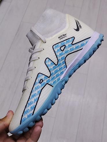 Легкие футбольные/мини-футбольные бутсы Nike с носком-манжетой. -