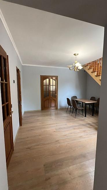 Продажа коттеджей и домов: 🏡 Срочно продаётся двухэтажный дом + полдома в Бишкеке 📍 Район — 13