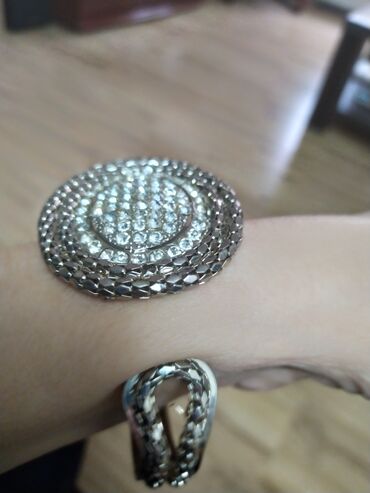 Narukvice: Prodajem dve masivne svečane narukvice,jedna debela okrugla - 1200 na lalafo.rs — 11 Narukvice: Prodajem dve masivne svečane narukvice,jedna debela okrugla - 1200 — 11