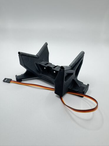 kamiondzije paja i jare sve epizode: Crni držač za dron, dizajniran za stabilno postavljanje i održavanje