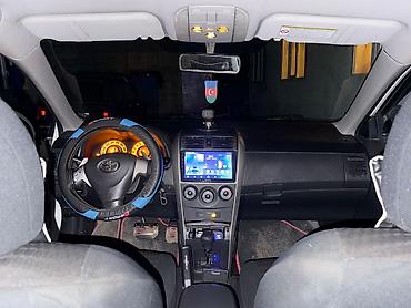 toyota aygo: Toyota Corolla sedan, ağ rəng Avtomobil detalları: - Kuzov: 4 qapılı — 4