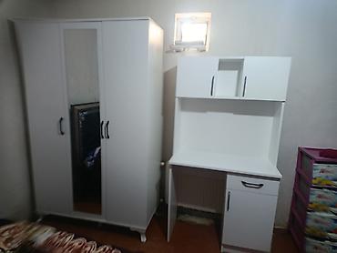 Ağ rəngli mebel dəsti - 3 qapılı şkaf: ortada tam boy güzgülü qapı