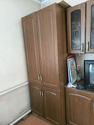угол продаю: Высокий кухонный пенал из ЛДСП, цвет — тёмное дерево (орех/венге) — 1