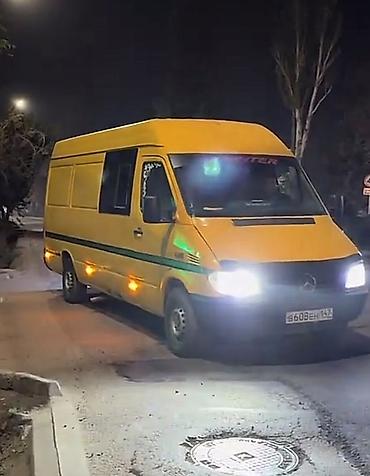 e34 4 4: Жёлтый грузопассажирский фургон Mercedes-Benz Sprinter (длинная база — 1