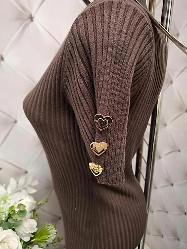 Haljine: Rebrasta pletena haljina sa poludolčevitom - Kroj: uska, midi dužina — 11