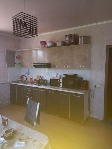 130 м², 4 комнаты, Старый ремонт Кухонная мебель