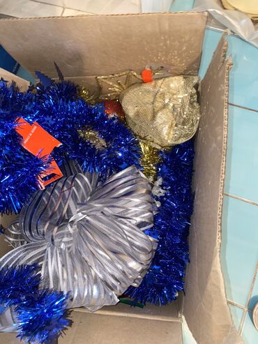 подарки на новый год детям бишкек: Две коробки украшений для елочкиновые ! Отдадим за 3000 все вместе
