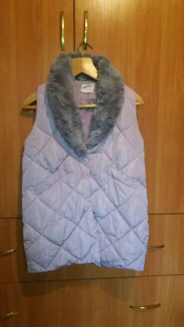 пальто с мехом: Жилет с меховым воротником-1-3 класс цена -400с Жилет розовый от 3-5