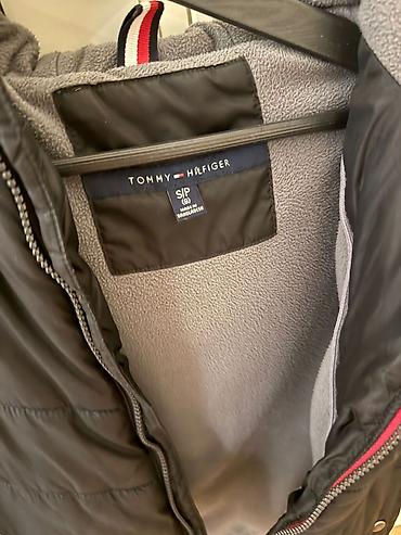 Üst geyimləri: Tommy Hilfiger uşaq qışı üçün kapüşonlu qara şişmə gödəkcə — 3