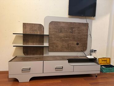TV altlığı: TV altlığı