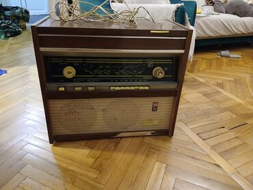 виниловые пластинки купить: Vintage lampalı radio-grammofon şkafı - Korpus: tünd ağac effektli