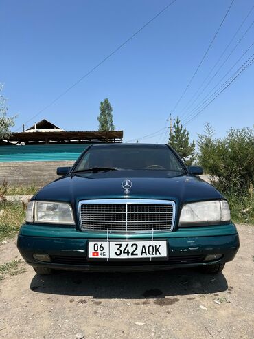 мерс е430: Седан Mercedes-Benz C-Class в темно-зеленом цвете, оснащенный литыми