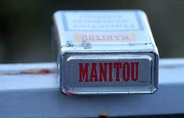 Upaljači i prateća oprema: MANITOU i CAMEL preklopna tabakera aluminijum. Cena za komad MANITOU — 3