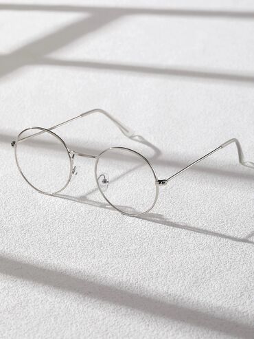 круглые очки: Продаю прозрачные стильные круглые очки серебряного цвета. Подойдет к