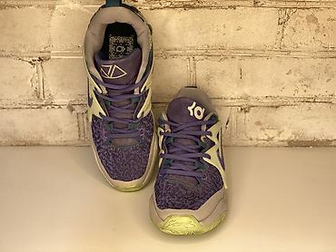 x elite: 🟣⚪ Первая пара (фиолетово-зелёные) Это линейка Nike KD (Kevin Durant) — 7