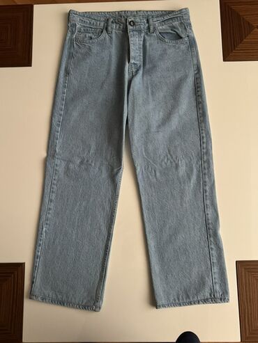 qaqa şalvarı: Açıq mavi rəngli cins şalvar.Flaw wears markasidir. Baggydir(Bol