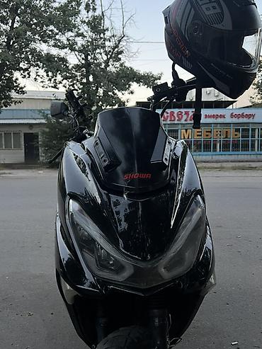 t max: Скутер городского типа, черный, с агрессивным дизайном пластика и — 4