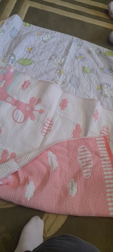 детский одеял: Одеялки одно муслиновое, другое лёгкий утеплитель, состояние отличное