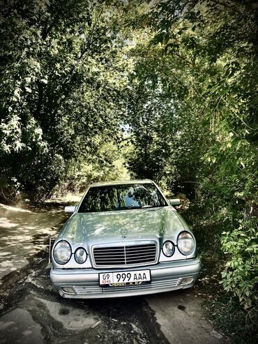 набор ключеи: Mercedes-Benz E‑Class (W210), серебристый седан. Основные