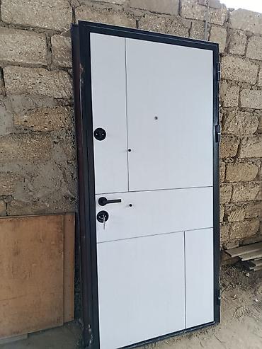 Giriş qapıları: Seyf giriş qapi, 3eded eyni ölçüde, isdifade olunmayib tezediler — 3