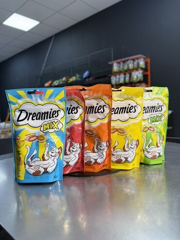 купить корм для кошек дешево: Лакомства для кошек Dreamies, упаковка 60 г. Ассортимент вкусов по