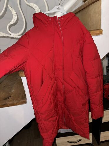 Пуховики и зимние куртки: Куртка хорошего качества 
Размер XL 
Подойдет и на М
Брали за 10000