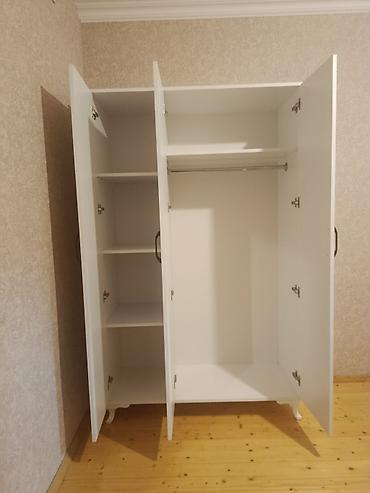borular: Ağ rəngdə 3 qapılı paltar şkafı - Ön hissədə orta qapıda tam boy — 2