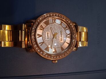 женские часы guess: Продаю женские часы. цена 5000 сом. Очень красивые. б/у