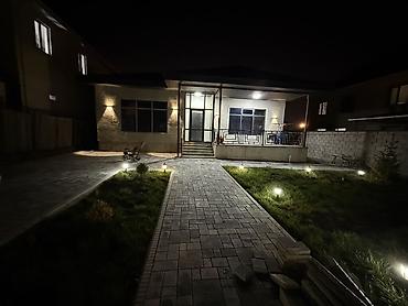 Продажа коттеджей и домов: Современный одноэтажный дом с террасой и благоустроенным участком - — 2