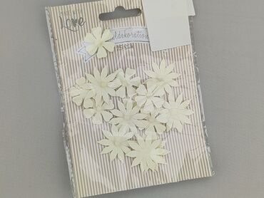 Zestaw używanych, kremowych, papierowych kwiatków do dekoracji