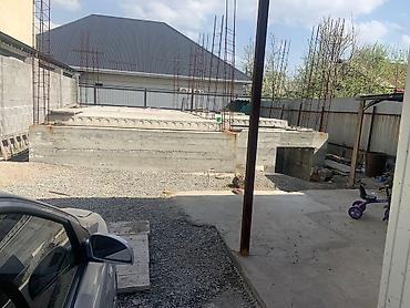 Продажа коттеджей и домов: Продаётся участок с отличным фундаментом в Бишкеке! Продаю участок в — 10