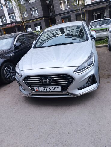 Hyundai: Автомобиль Hyundai Sonata серебристого цвета. хороший комплектация пуш