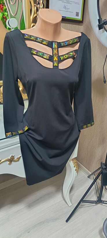 Ziyafət donları: Qırmızı don - Rəng: parlaq qırmızı - Dizayn: dördkünc dekolte, ön — 6