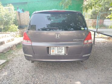 панель торпедо камри 30: Минивэн Honda Odyssey серого цвета, оснащенный четырьмя дверями, что