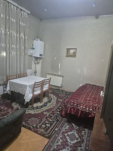 1 otagli ev: Kirayə verilir: 1 otaqlı, mətbəx künclü kiçik mənzil Xüsusiyyətlər: - — 1
