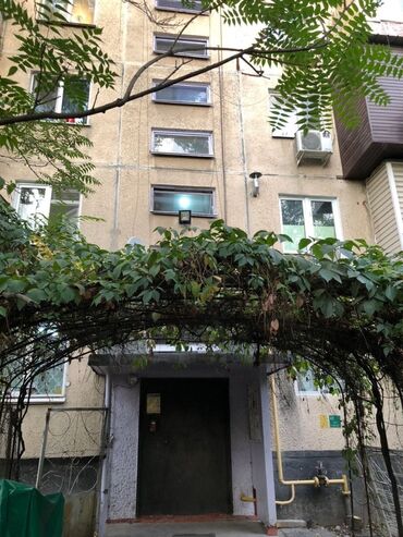 1 комнатная квартира 8 мкр: 3 комнаты, 58 м², 104 серия, 4 этаж