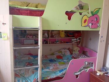 Детские кровати: Токмок. Двухъяоусная кровать. матрацы в отличном состоянии. длина 175