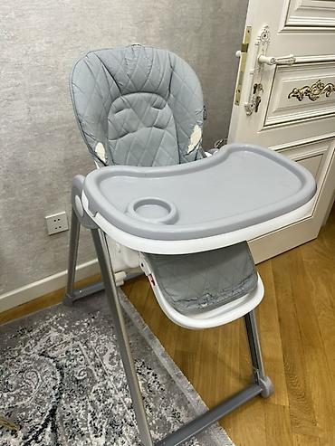Yemək masaları, oturacaqları: Uşaq yemək stulu – boz rəngdə, tepsili model Sekilde gorunen — 2