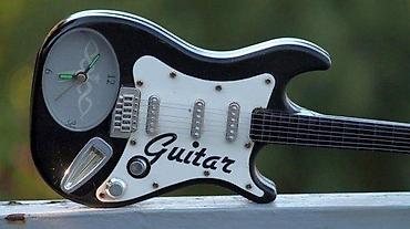 Gitare: Fender Stratocaster Zidni Sat. Fender Stratocaster Zidni Sat. Dužina — 3
