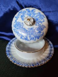 Ostalo posuđe: Posuda za maslac,margarin 1956 do 1969g.Tuppack Tiefenfurt,,China na lalafo.rs — 1 Ostalo posuđe: Posuda za maslac,margarin 1956 do 1969g.Tuppack Tiefenfurt,,China — 1