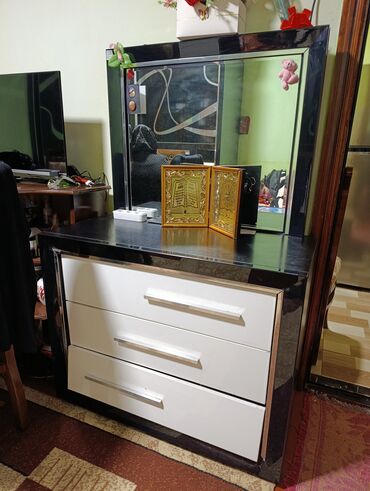 Qonaq otağı dəstləri: Mebel dəsti satılır Tərkibi: - Klassik vitrin-bufet: oyma dekorlu — 2