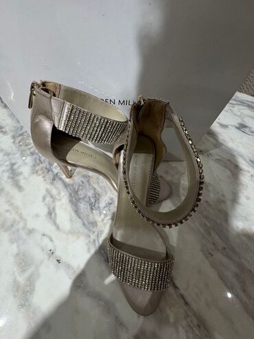 miu miu eynek: Karen Millen qadın ayaqqabısı – zərif, zərli sandal - Model: incə