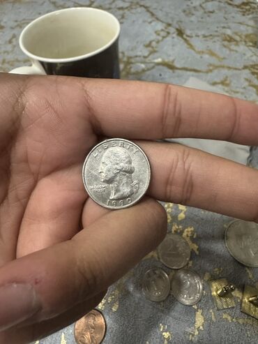 Sikkələr: 1999-cu il buraxılışlı ABŞ dolları. Üzərində Corc Vaşinqtonun portreti