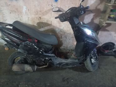 Riyaziyyat: Moped/skuter korpuslu iki təkərli nəqliyyat vasitəsi Xüsusiyyətlər: -