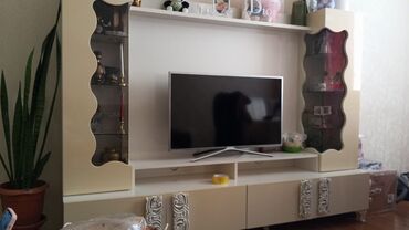 Divanlar: İşlənmiş, Düz TV altlığı, Polkalı, Laminat